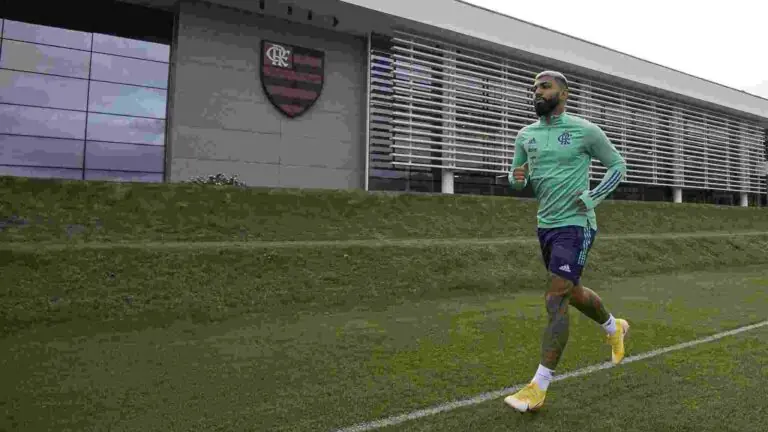 Gabigol se recupera de lesão e deve enfrentar o Santos no domingo