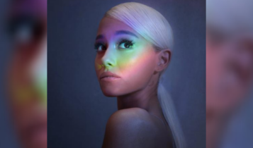 Foto promocional mostra Ariana Grande,a mulher mais ouvida do Spotify, com um reflexo colorido em seu rosto