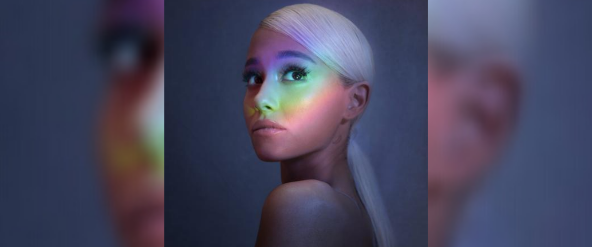 Foto promocional mostra Ariana Grande,a mulher mais ouvida do Spotify, com um reflexo colorido em seu rosto