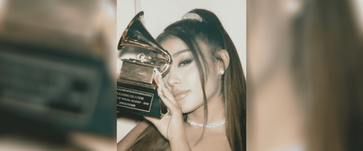 Ariana grande posa em foto com seu grammy pelo álbum sweetener