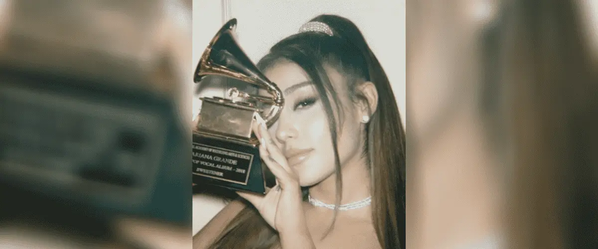 Ariana Grande posa em foto com seu Grammy pelo álbum Sweetener