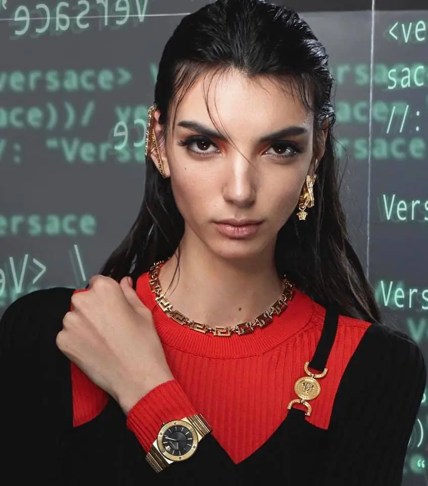 foto de modelo usando joias da versace
