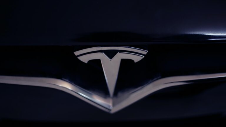 Ações da Tesla disparam após anúncio de divisão 5:1