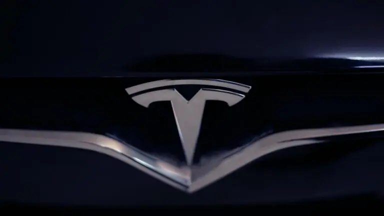 Ações da Tesla disparam após anúncio de divisão 5:1