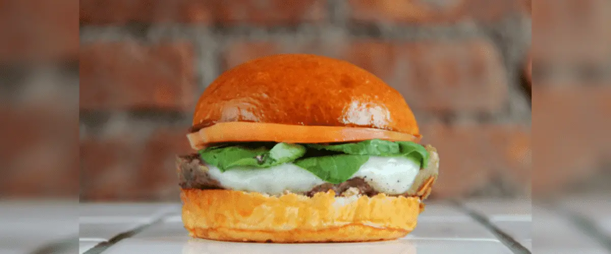 O Vegetariano do Burger Lab tem pão tipo brioche, mussarela de búfala, tomate e rúcula.