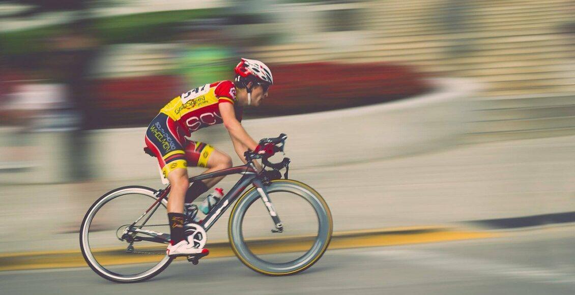 Foto de ciclista praticando corrida