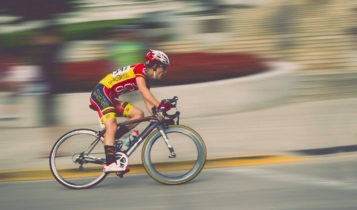 Foto de ciclista praticando corrida