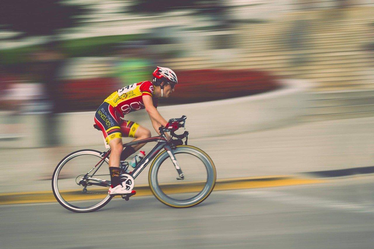 Foto de ciclista praticando corrida
