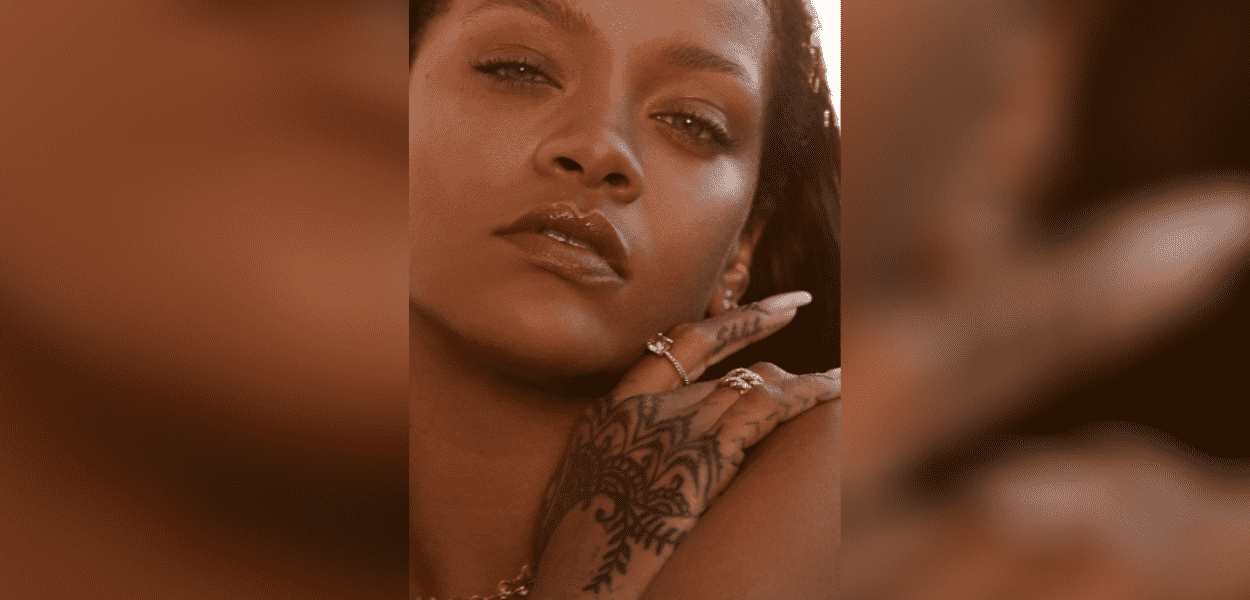 Rihanna mostra tatuagem em mão