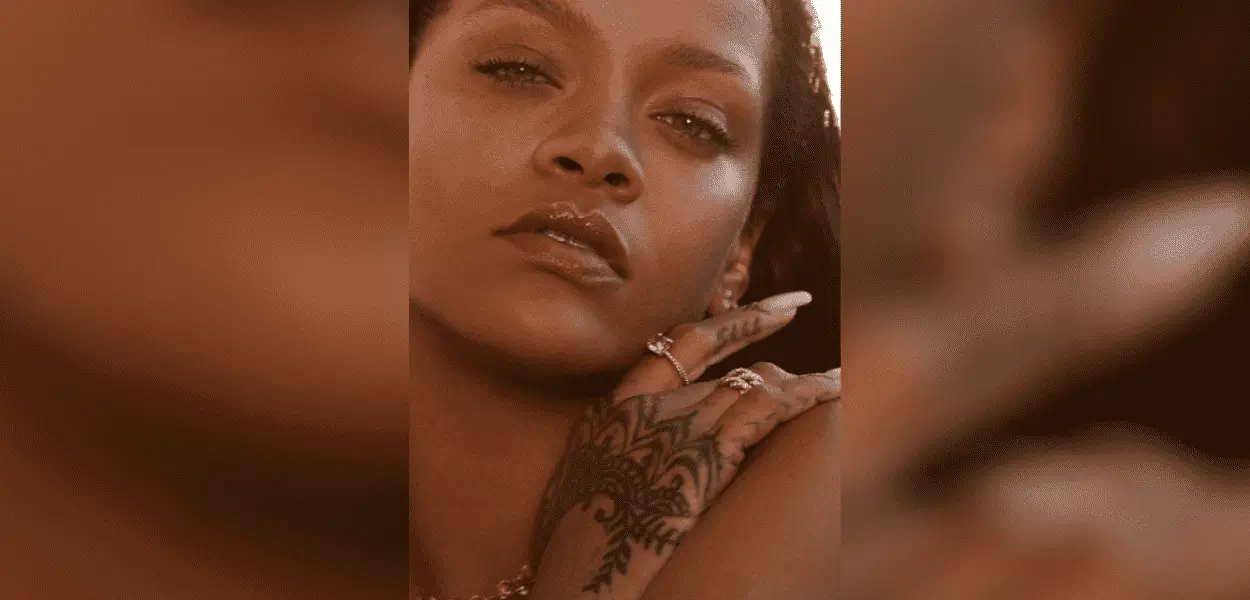 Rihanna mostra tatuagem em mão