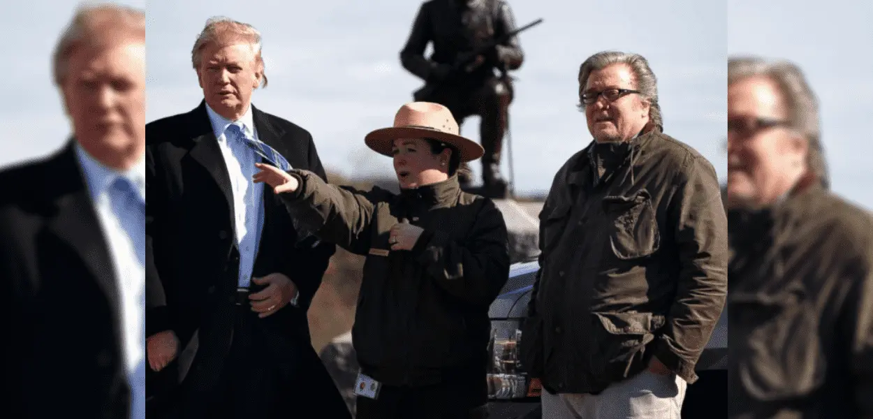 Steve Bannon e Donald Trump durante evento