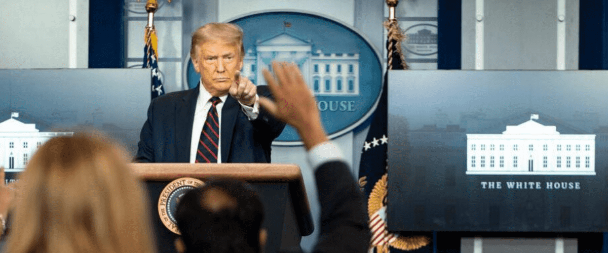 Donald trump aponta para jornalista durante sessão de entrevistas na casa branca