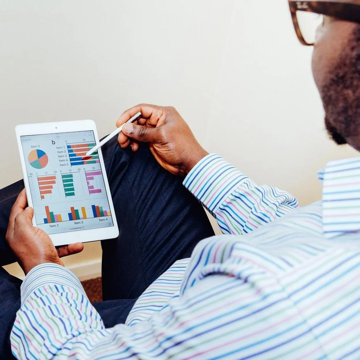 homem checando carteira de investimentos ETF: entenda o que é