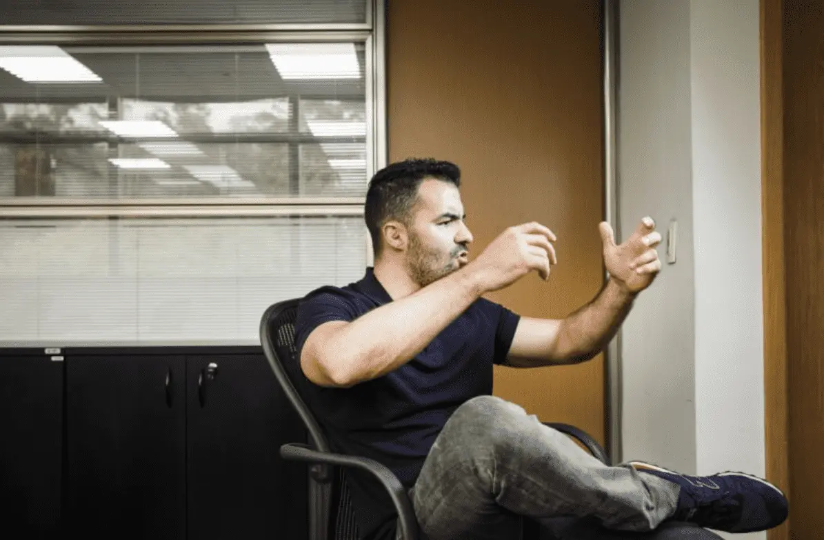 Foto mostra Arthur do Val, sentado e gesticulando.