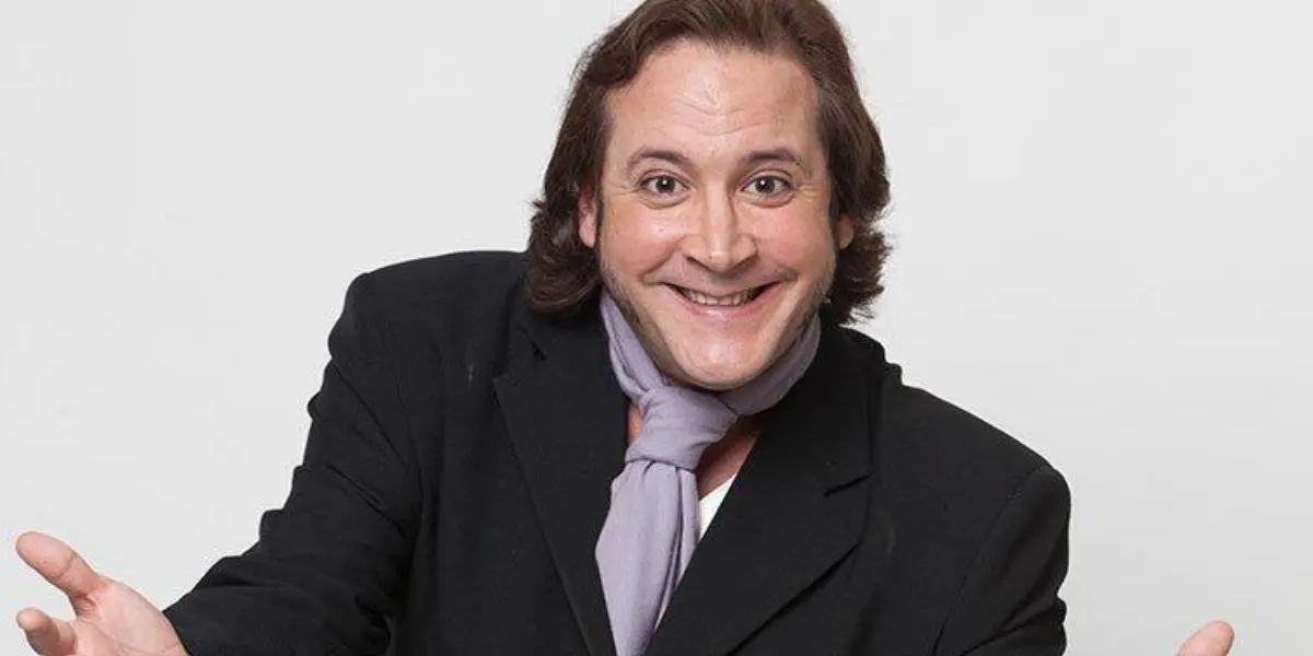 Ex-Menudo Roy posado sorrindo