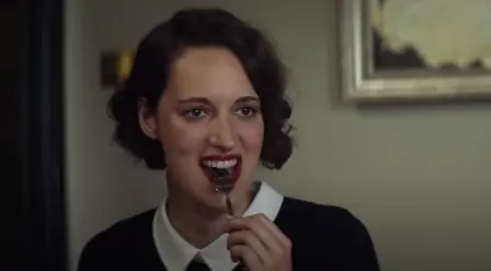 Phoebe Waller-Bridge em uma cena da premiada série Fleabag