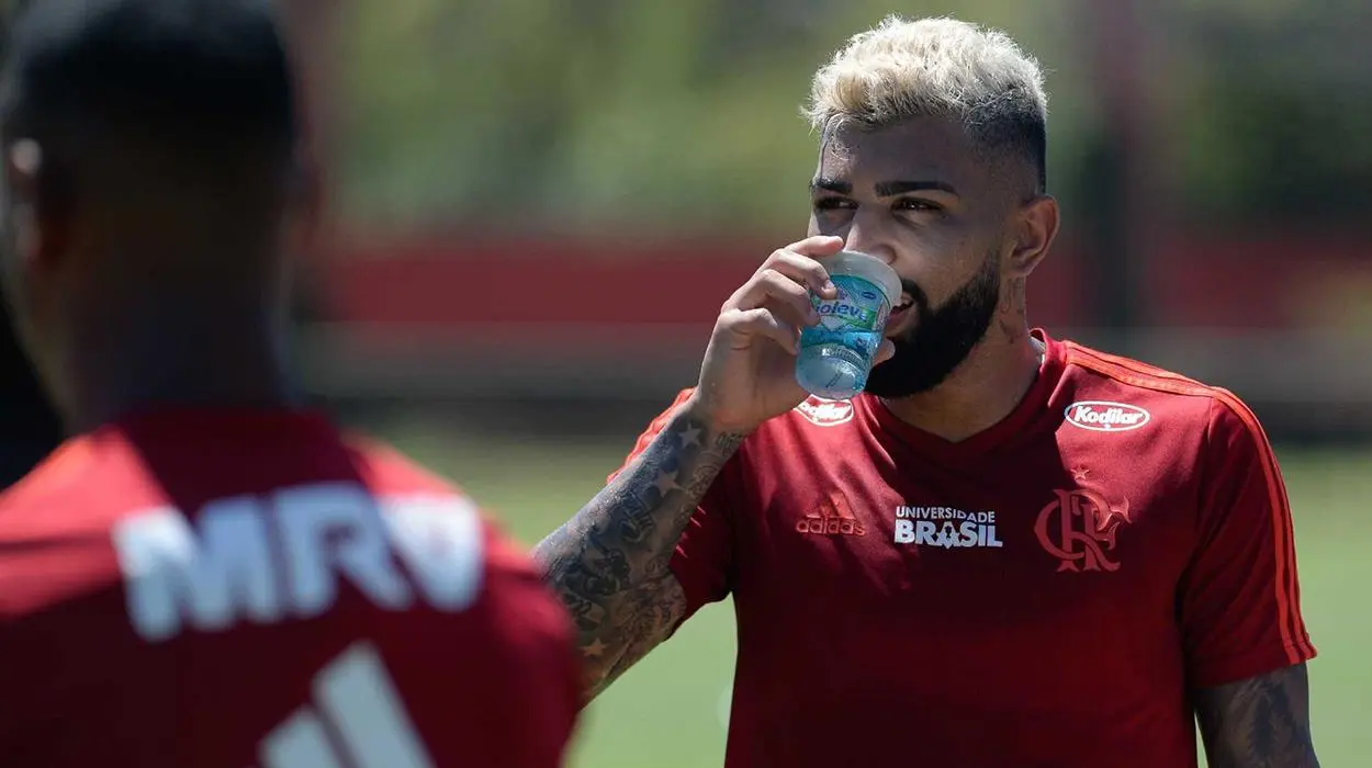 Gabigol constata lesão na coxa