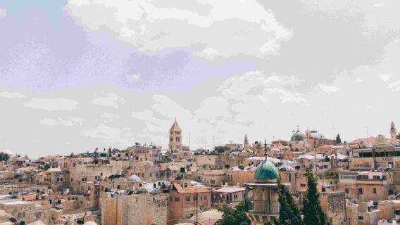 Israel e Emirados Árabes Unidos fecham acordo de paz histórico