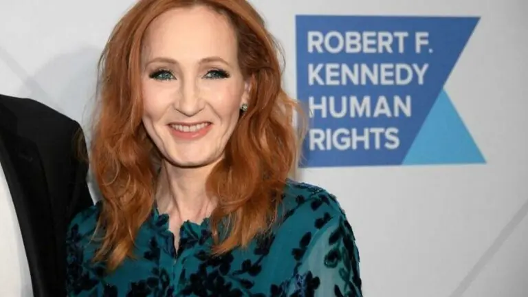 JK Rowling devolve prêmio após crítica de Kerry Kennedy