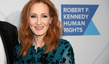 JK Rowling devolve prêmio