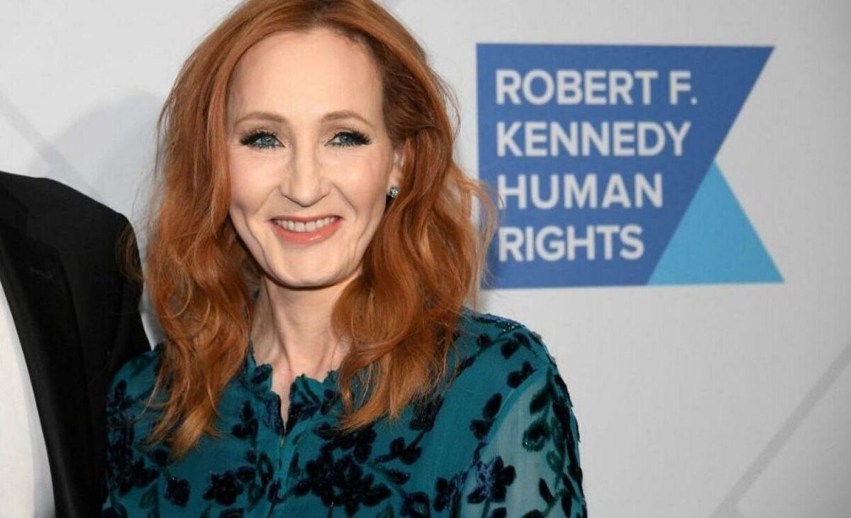 JK Rowling devolve prêmio
