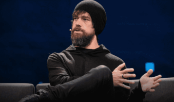 CEO do Twitter, Jack Dorsey aparece de touca durante palestra.