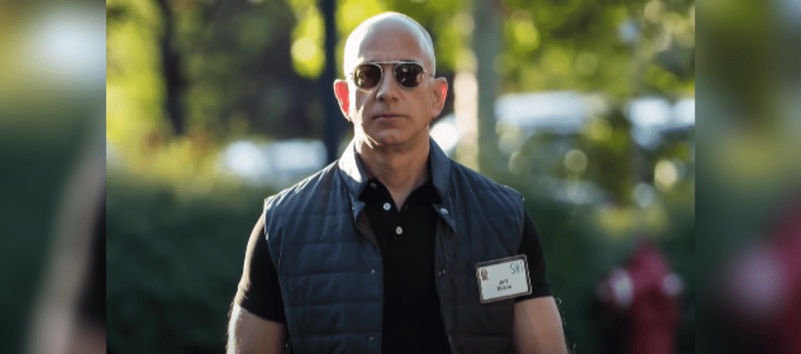 Jeff Bezos de óculos escuros andando