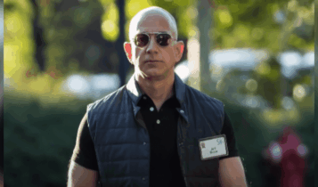 Jeff Bezos de óculos escuros andando