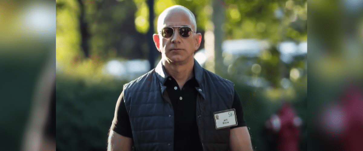 Jeff Bezos de óculos escuros andando