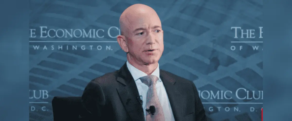 Jeff Bezos fala durante palestra