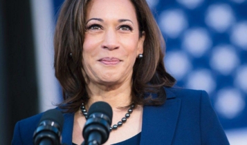 Joe Biden escolhe Kamala Harris como sua companheira de chapa para a eleição presidencial americana. O anúncio foi feito nesta última terça-feira (11) foi Biden. Após o anúncio, Harris twittou que Biden "pode ​​unificar o povo americano porque ele passou sua vida lutando por nós. E como presidente, ele construirá uma América que vive de acordo com nossos ideais”. “Estou honrada em me juntar a ele como candidata do nosso partido para vice-presidente e fazer o que for necessário para torná-lo nosso comandante-chefe”, afirmou Harris. Os dois devem aparecer juntos pela primeira vez para um discurso nesta quarta-feira (12) em Wilmington, Delaware. Joe Biden enfrentará o Presidente Donald Trump nas eleições presidenciais em 3 de novembro. Joe Biden escolhe Kamala Harris após prometer nomear uma mulher negra como vice Biden prometeu em março nomear uma mulher como companheira de chapa. Além disso, ele enfrentou apelos crescentes para escolher uma mulher negra nos últimos meses, enquanto o país era convulsionado pela agitação social por causa da brutalidade policial contra os afro-americanos, um bloco eleitoral chave para o Partido Democrata. Apenas duas outras mulheres foram indicadas como candidatas à vice-presidência de um partido importante - Sarah Palin pelo partido Republicano em 2008 e Geraldine Ferraro pelos democratas em 1984. Porém, nenhuma das duas acabou na chapa vencedora. Contudo, uma mulher negra nunca foi indicada para uma chapa presidencial por nenhum dos dois principais partidos políticos americanos. Assim também como nenhuma mulher ganhou a presidência dos EUA. Quem é Kamala Harris Harris tem 55 anos e nasceu em Oakland, Califórnia. É filha de dois pais imigrantes: uma mãe indiana e um pai jamaicano. Porém, disse que sempre se sentiu confortável com sua identidade e simplesmente se descreve como "uma americana". Em 2019, a candidata disse ao Washington Post que os políticos não deveriam caber em compartimentos por causa de sua cor ou formação. "Meu ponto era: eu sou quem eu sou. Estou bem com isso", disse ela. Harris frequentou a Howard University em Washington, DC, uma das mais proeminentes faculdades e universidades historicamente negras do país. Segundo ela, neste lugar pode aprender "que poderíamos ser qualquer coisa - que éramos jovens, talentosos e negros, e não deveríamos deixar nada ficar no caminho de nossos sucesso". Harris começou a despontar como favorita candidata a vice-presidente por causa de sua experiência como senadora, procuradora-geral da Califórnia e procuradora distrital em San Francisco.