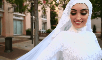 Foto mostra a noiva que teve ensaio interrompido por explosão no Líbano. Ela está vestido e véu.