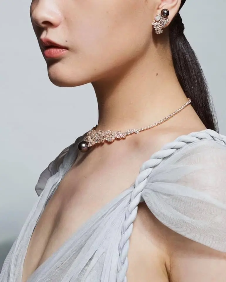 além de brincos, temos colar da dior