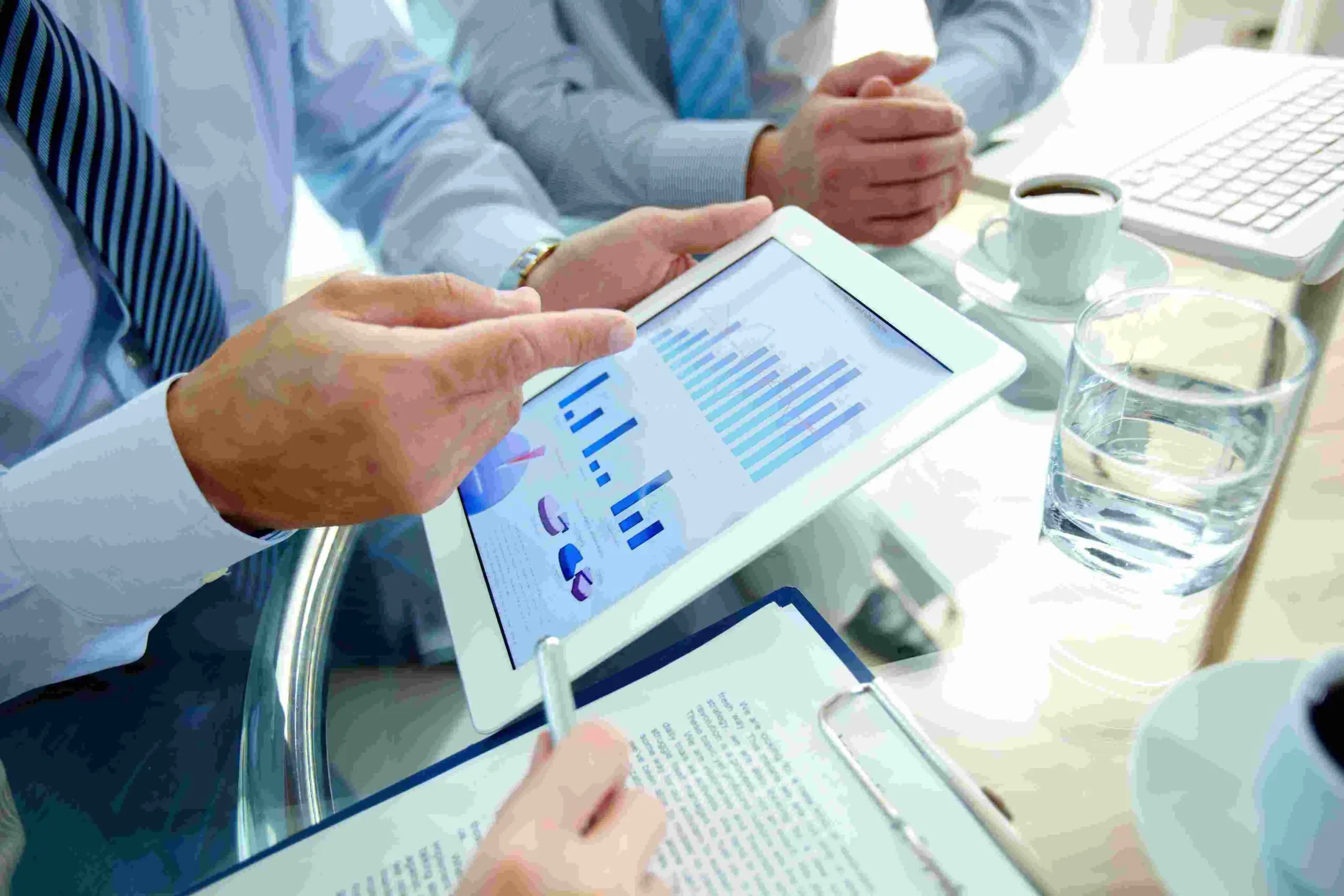 Pessoas com relatórios e gráficos