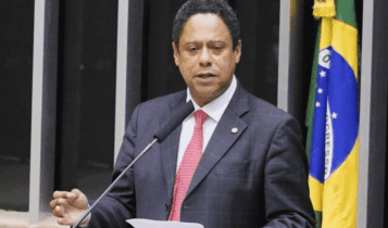 Foto mostra Orlando Silva, de terno falando ao microfone no congresso nacional.