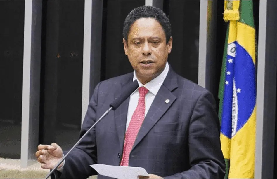 Foto mostra Orlando Silva, de terno falando ao microfone no congresso nacional.