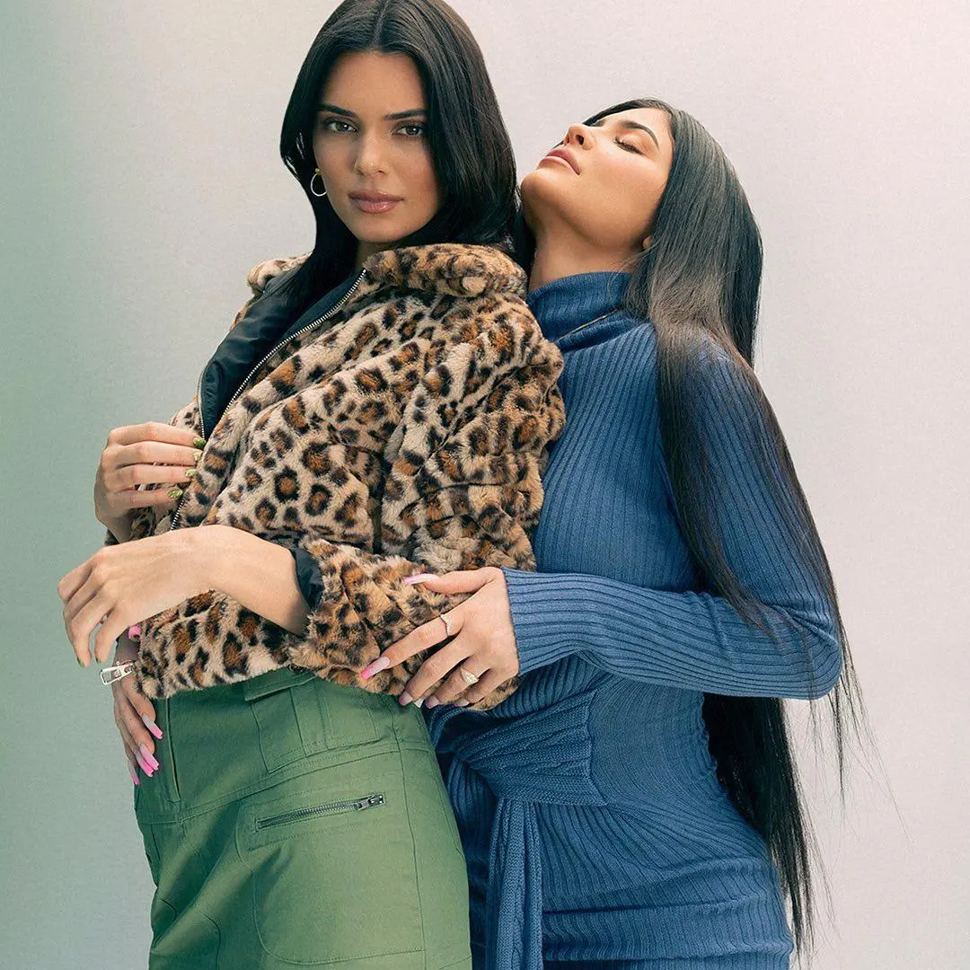 kendall e kylie familia kardashian posam juntas