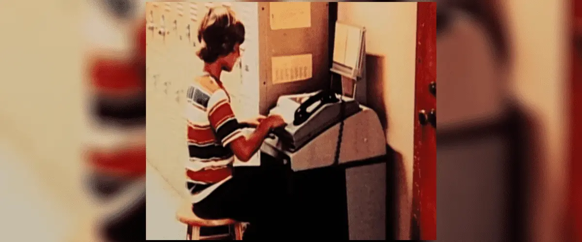 Jeff Bezos estudando computação durante programa de universidade.