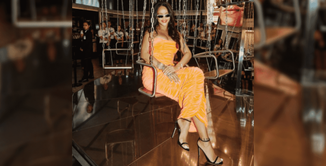 Rihanna durante vento da Fenty Beauty
