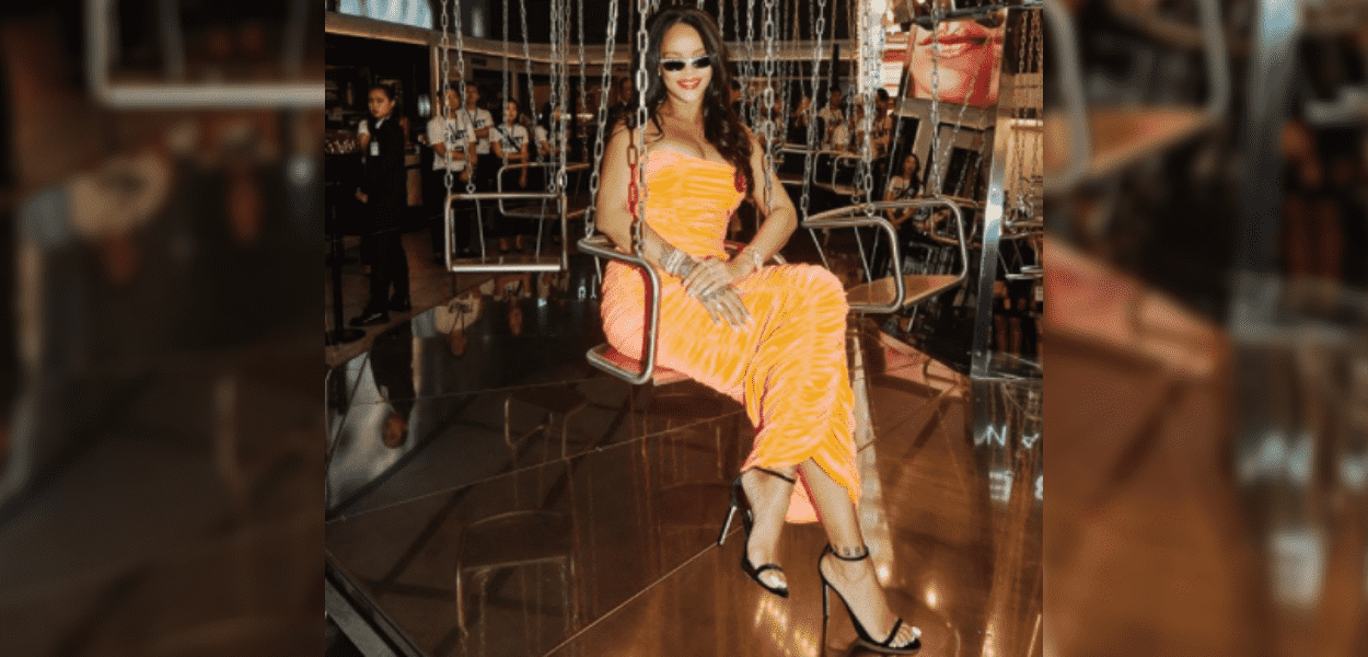 Rihanna durante vento da Fenty Beauty
