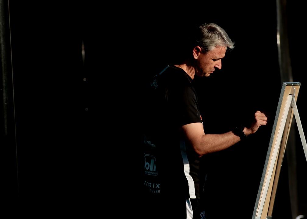 Imagem mostra Tiago Nunes, técnico Corinthians
