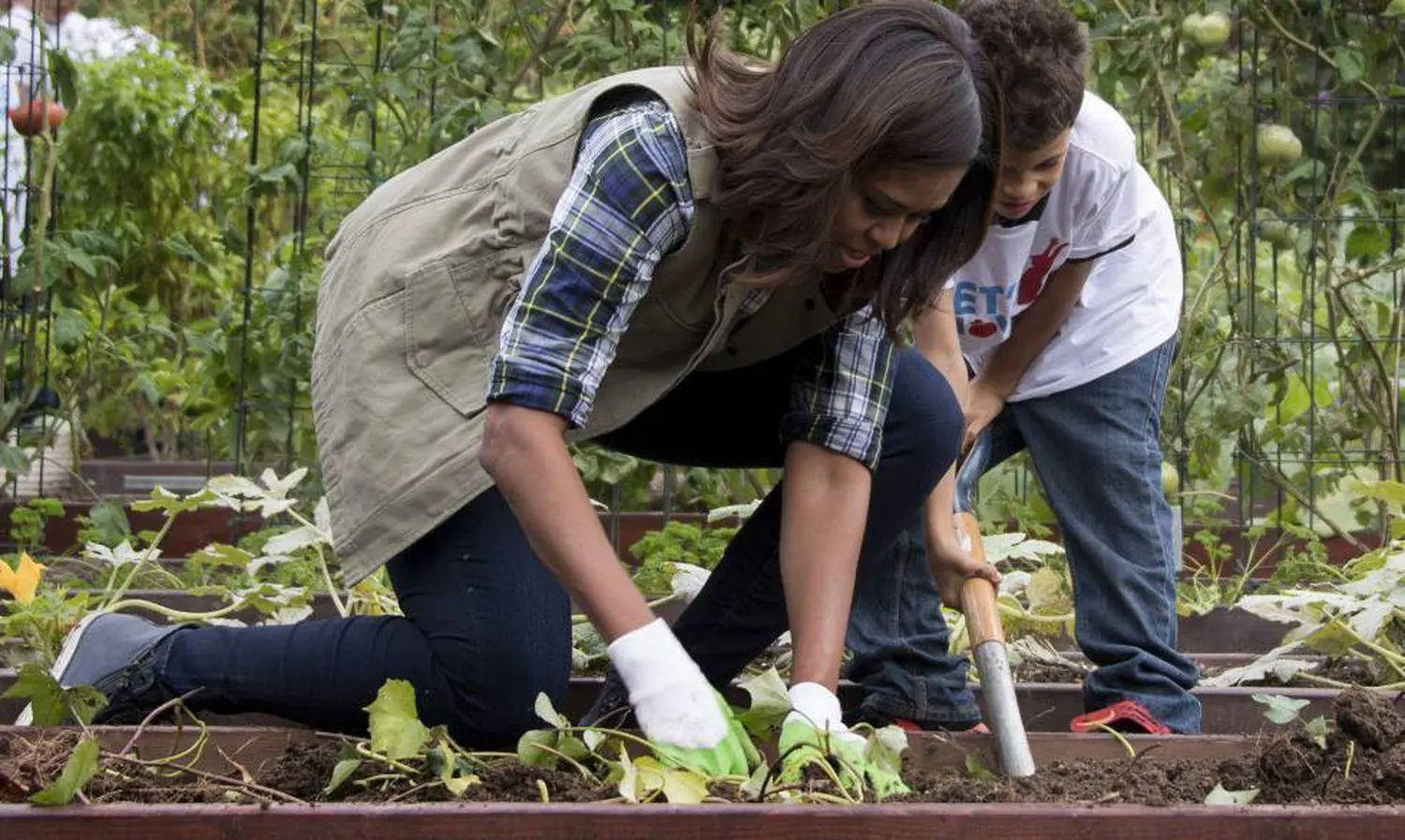 Michelle Obama plantando