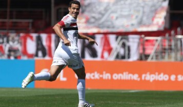Hernanes comemora gol