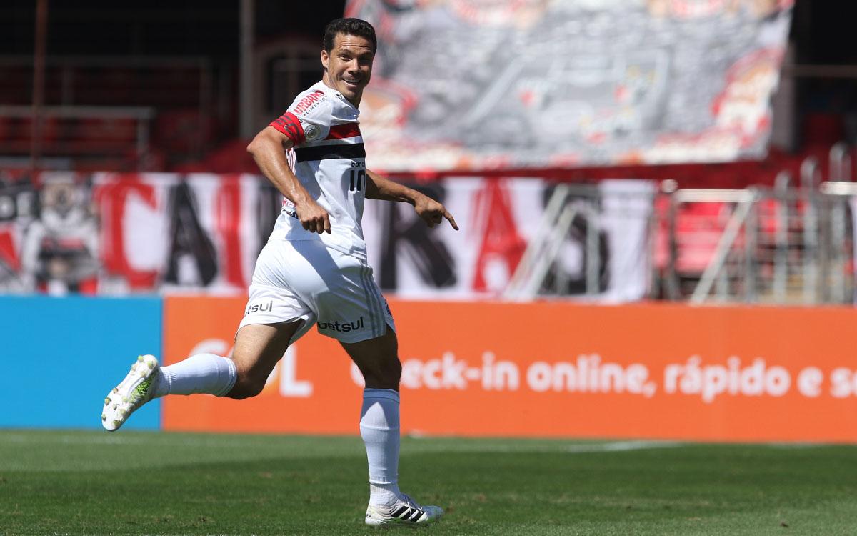 Hernanes comemora gol