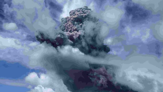 Vulcão Sinabung entrou em erupção pela segunda vez em três dias na Indonésia