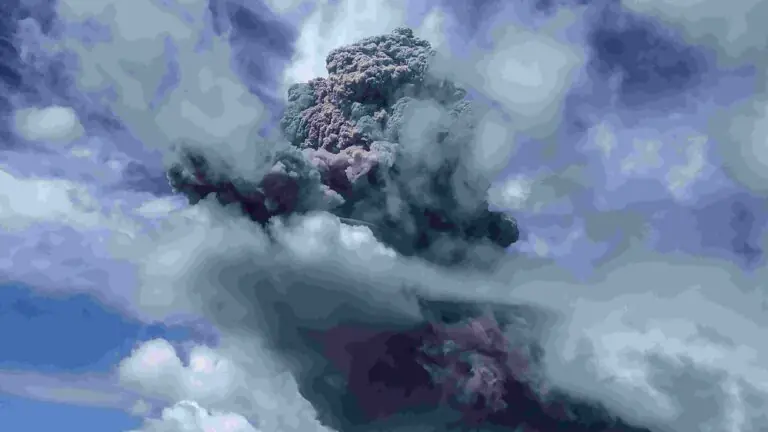 Vulcão Sinabung entrou em erupção pela segunda vez em três dias na Indonésia