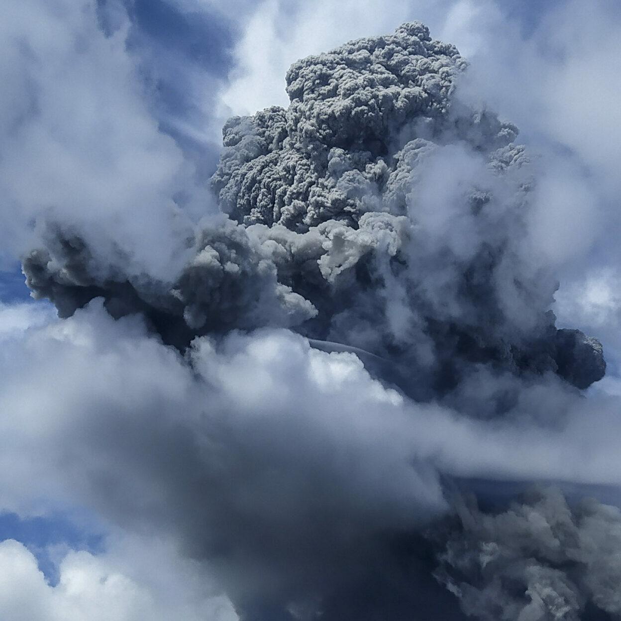Vulcão Sinabung entrou em erupção na Indonésia