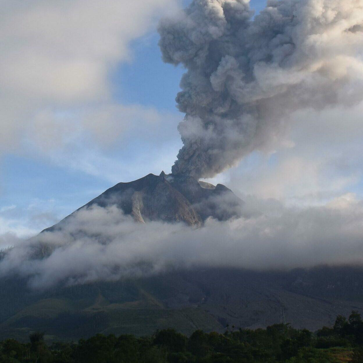 Vulcão sinabung entrou em erupção scaled e1597095648753