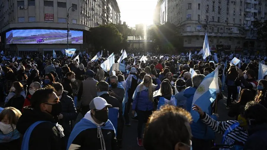 Foto mostra os protestos na Argentina em crise