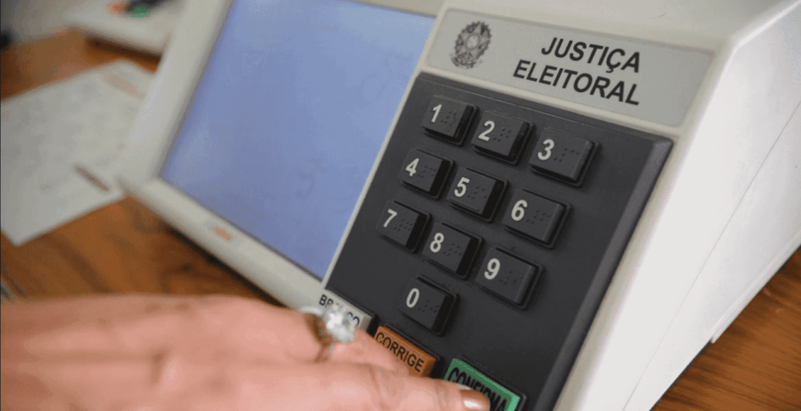 Foto mostra urna eletrônica.